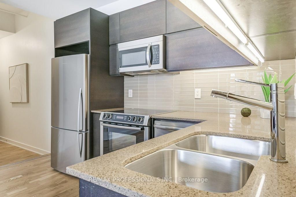2 Bedrooms Condo at 152 Annette,  Toronto For sale