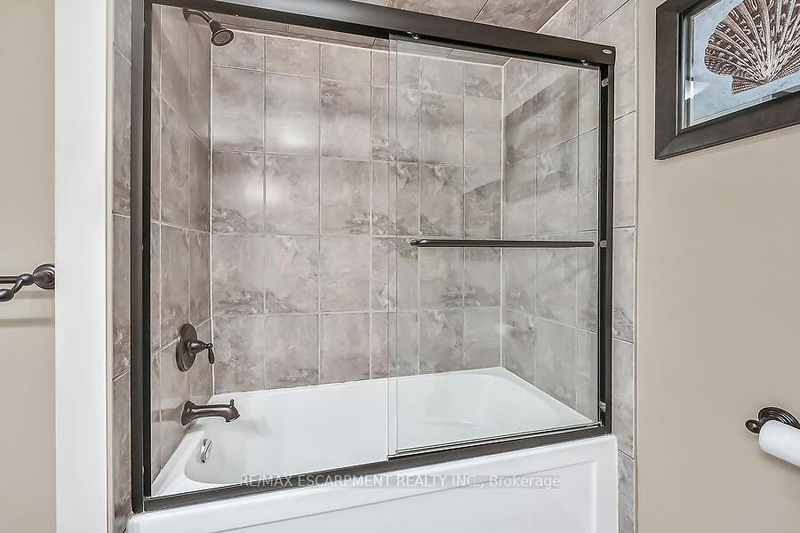 3 Bedrooms Condo at 1115 Paramount, Hamilton For sale