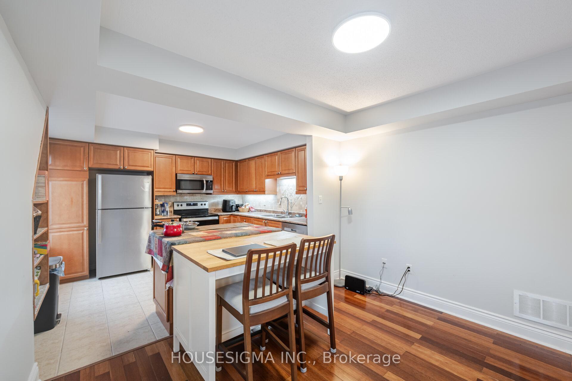 3 Bedrooms Condo at 760 Neighbourhood, Mississauga For sale