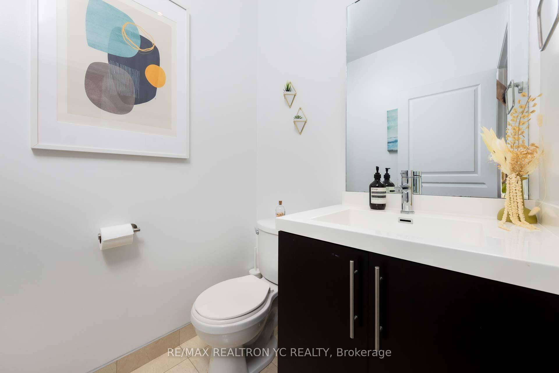 2 Bedrooms Condo at 352 Front, Toronto For sale