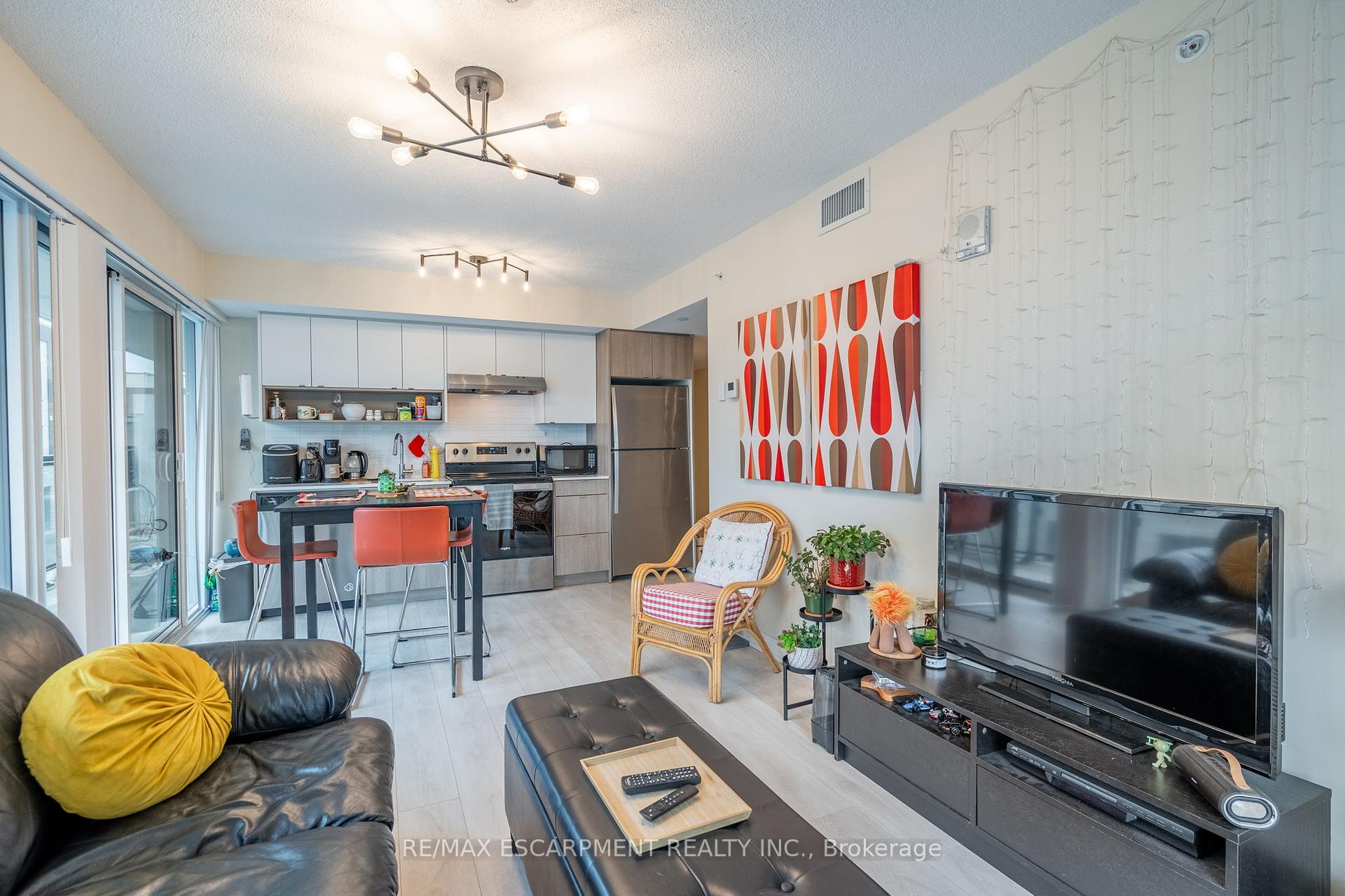 2 Bedrooms Condo at 1119 COOKE, Burlington For sale