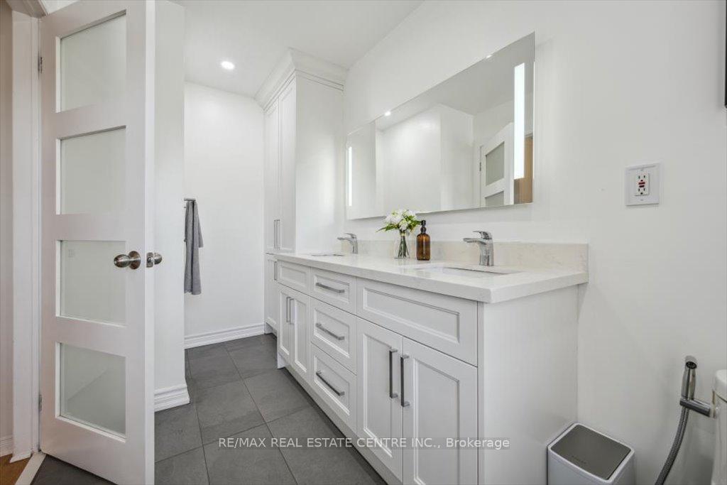 3 Bedrooms Condo at 5940 Glen Erin, Mississauga For sale