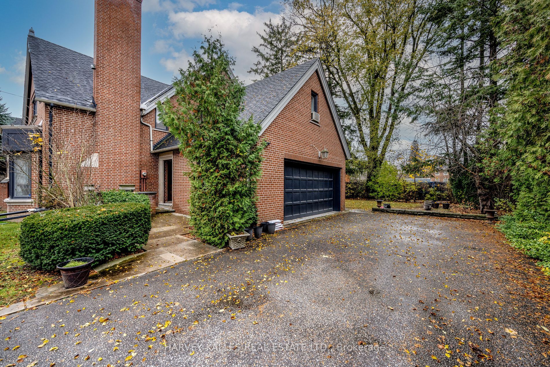 6 Versailles Court