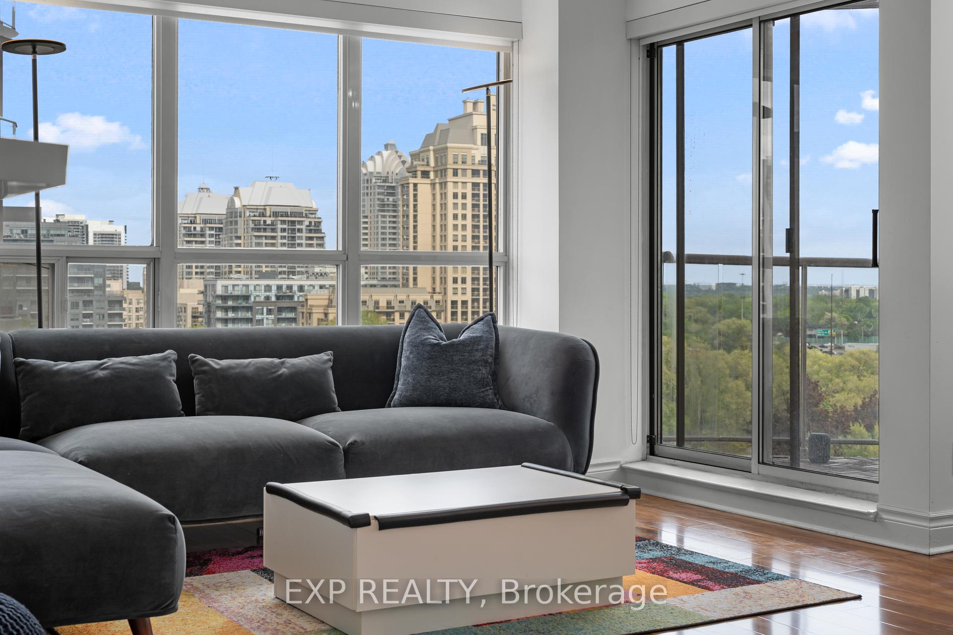 3 Bedrooms Condo at 2 Clairtrell, Toronto For sale