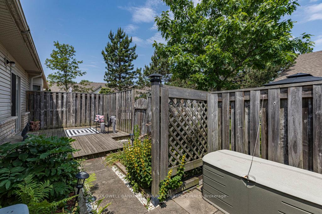 2 Bedrooms Condo at 130 Southbrook, Hamilton For sale