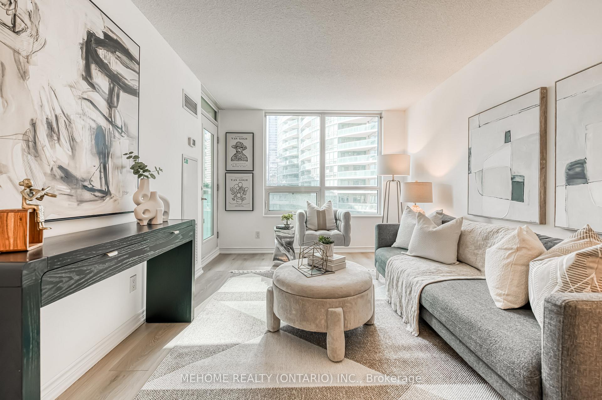 3 Bedrooms Condo at 19 Grand Trunk, Toronto For sale