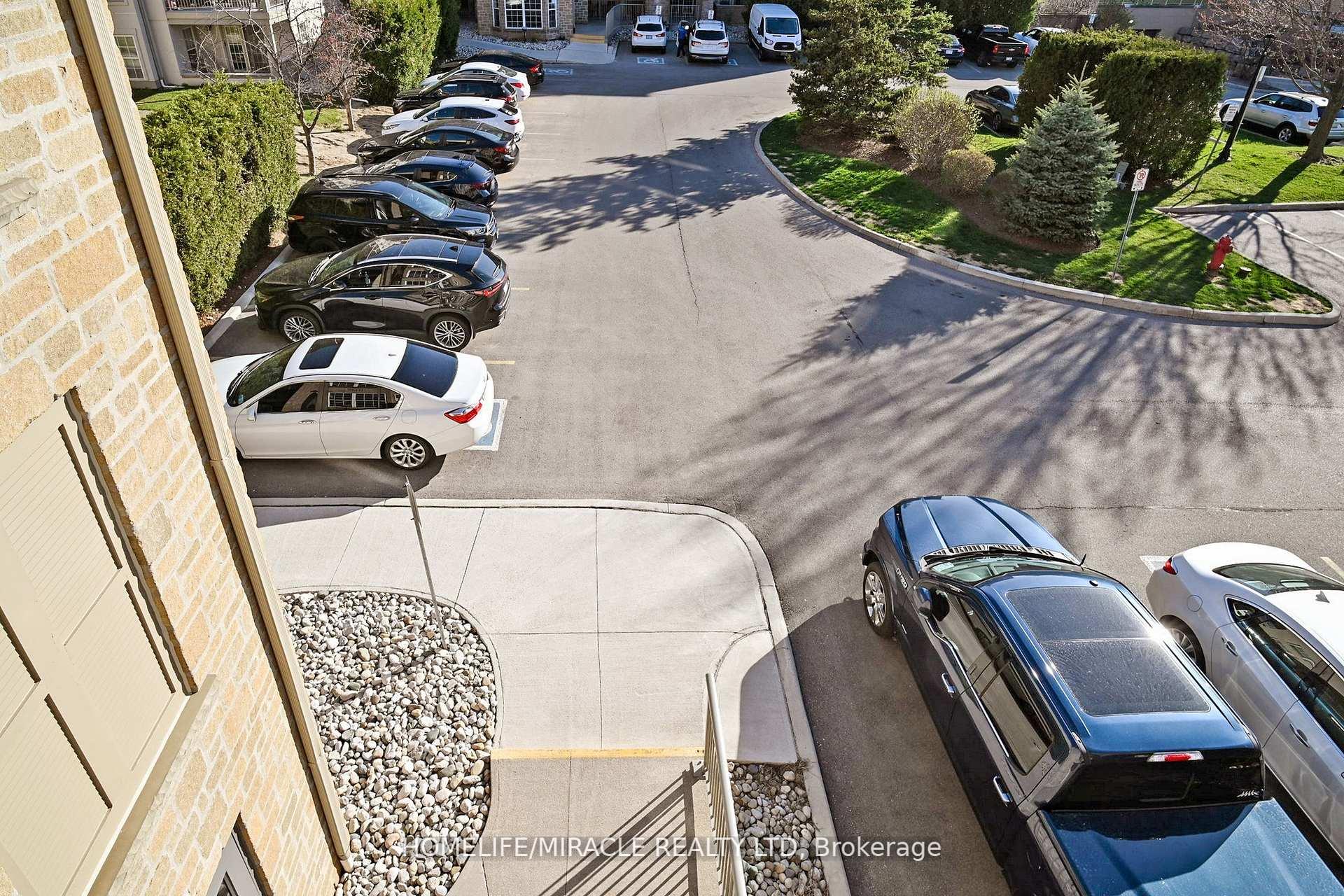 2 Bedrooms Condo at 1440 Bishops, Oakville For sale