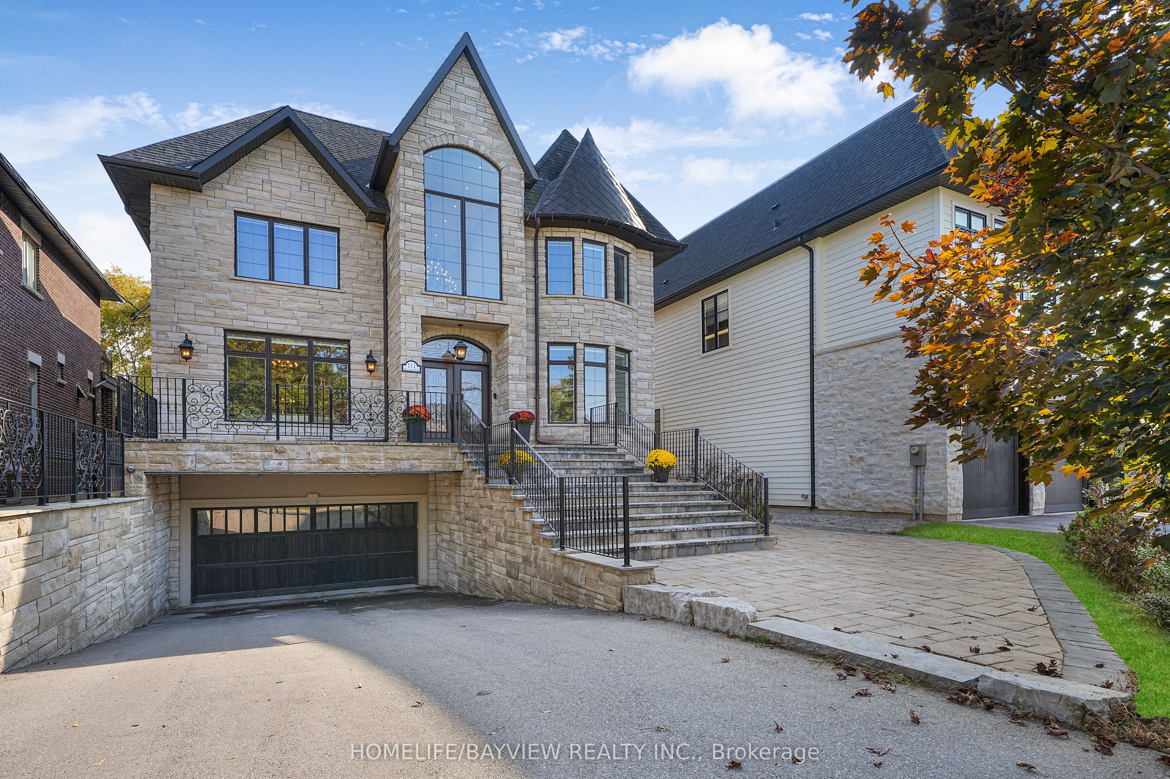 111 Hillview Road, Aurora, ON L4G 2M6