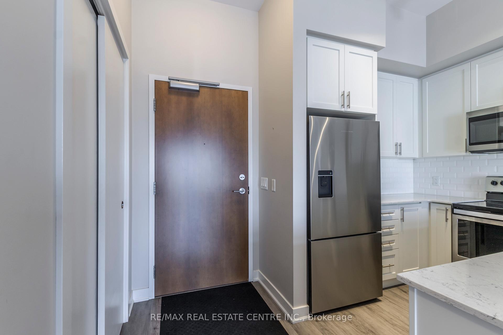 2 Bedrooms Condo at 340 Plains, Burlington For sale