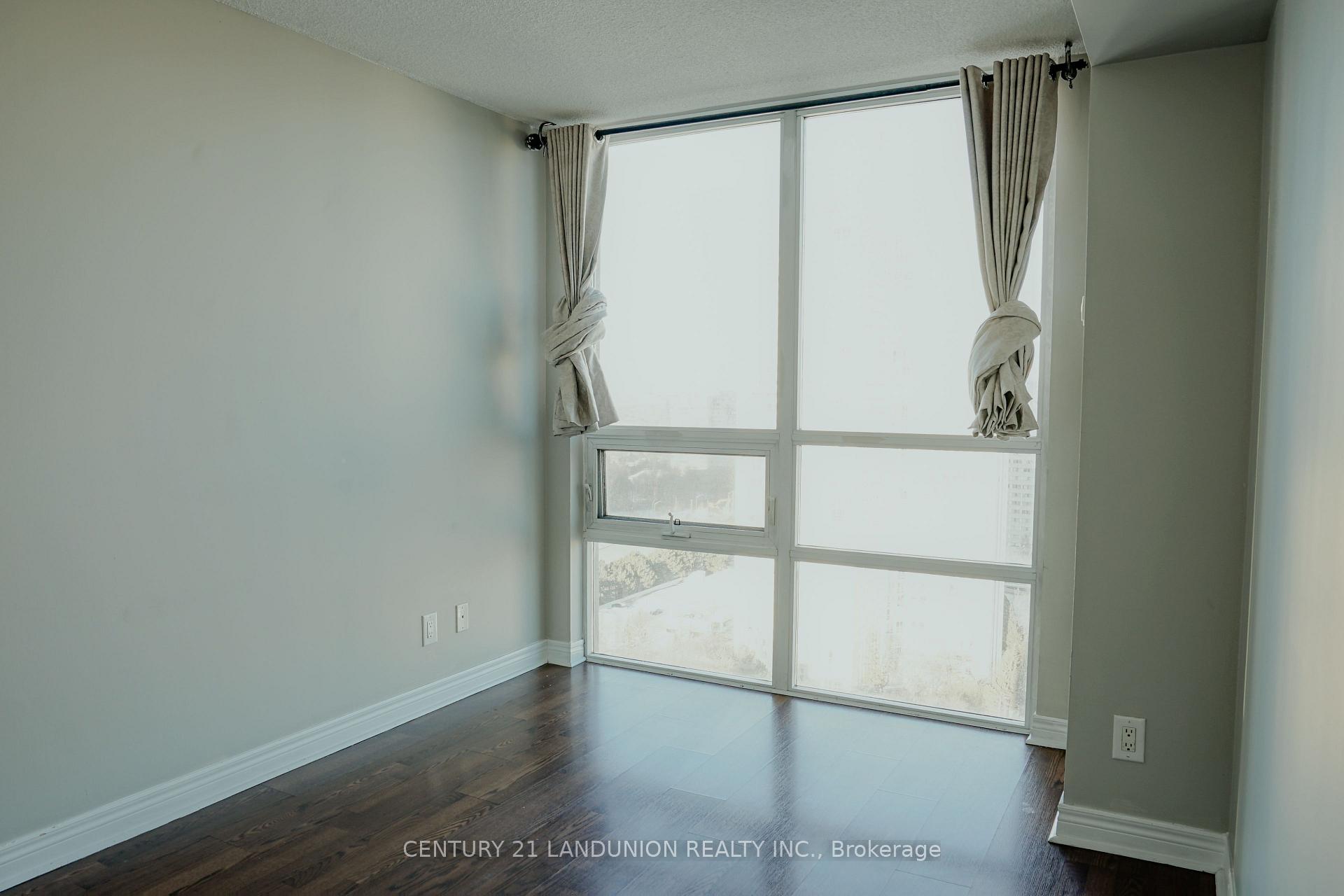2 Bedrooms Condo at 208 Enfield, Mississauga For sale