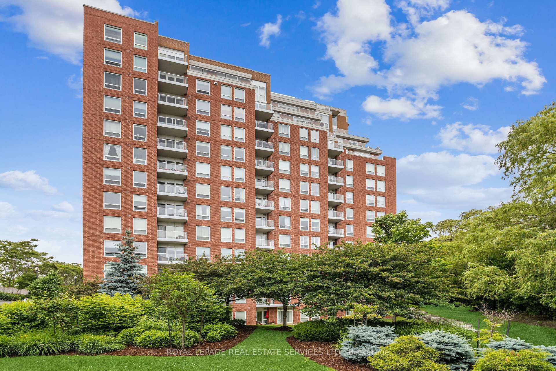 2 Bedrooms Condo at 40 Old Mill, Oakville For sale