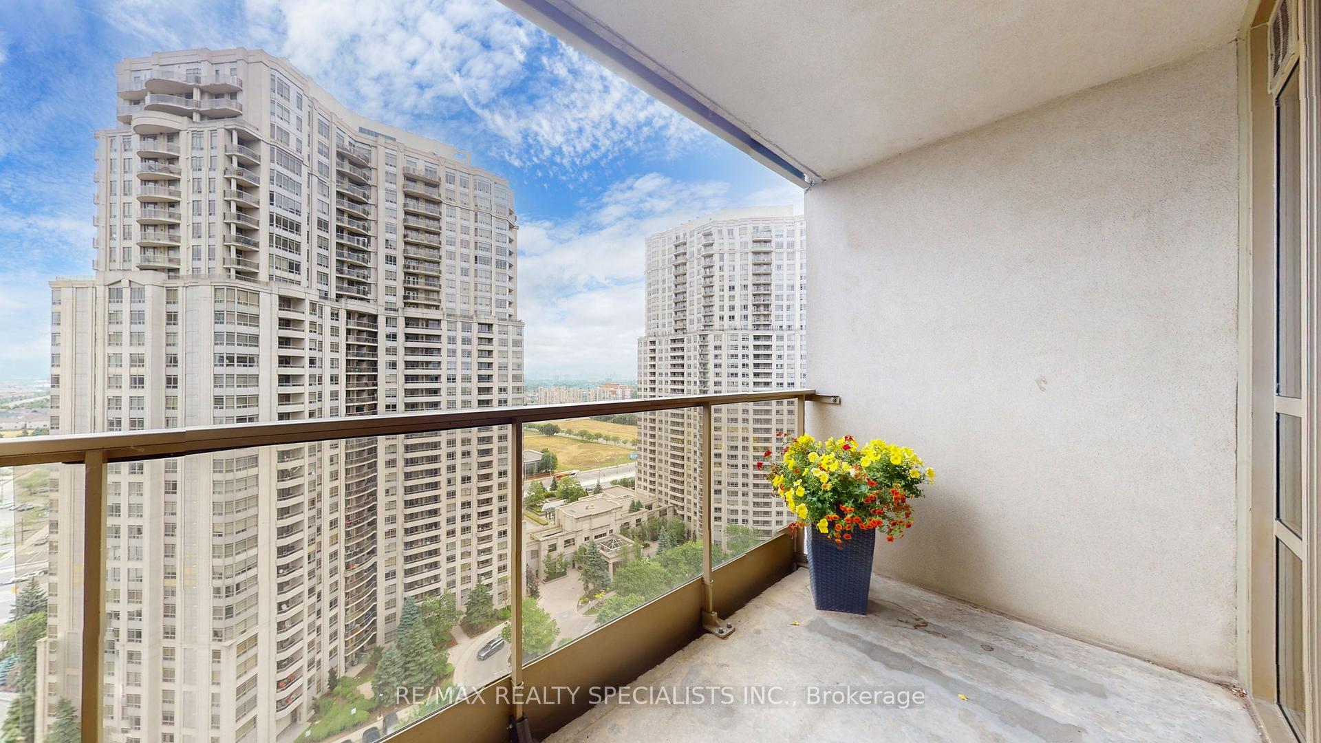 2 Bedrooms Condo at 45 Kingsbridge Garden, Mississauga For sale