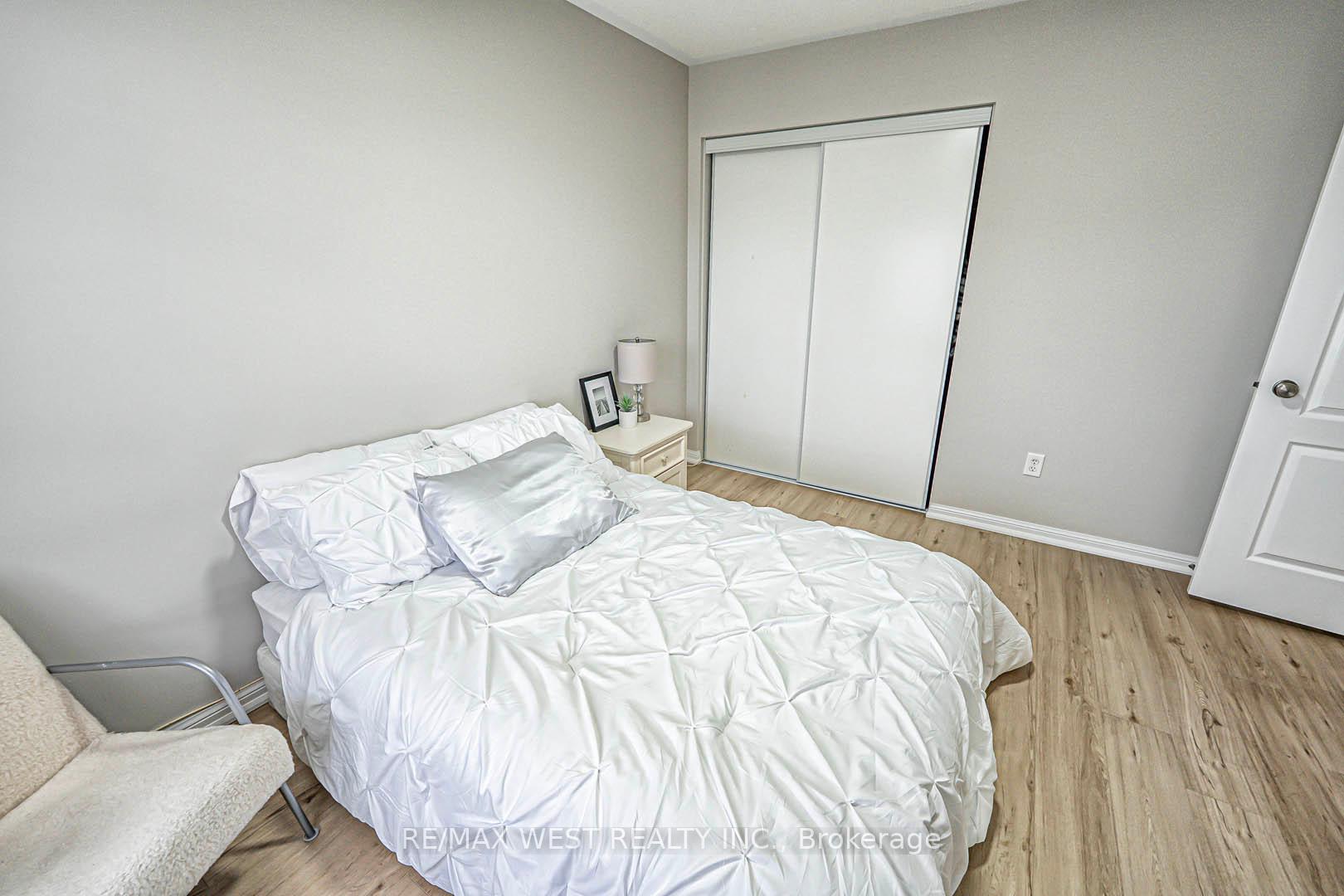 3 Bedrooms Condo at 3050 Rotary, Burlington For sale