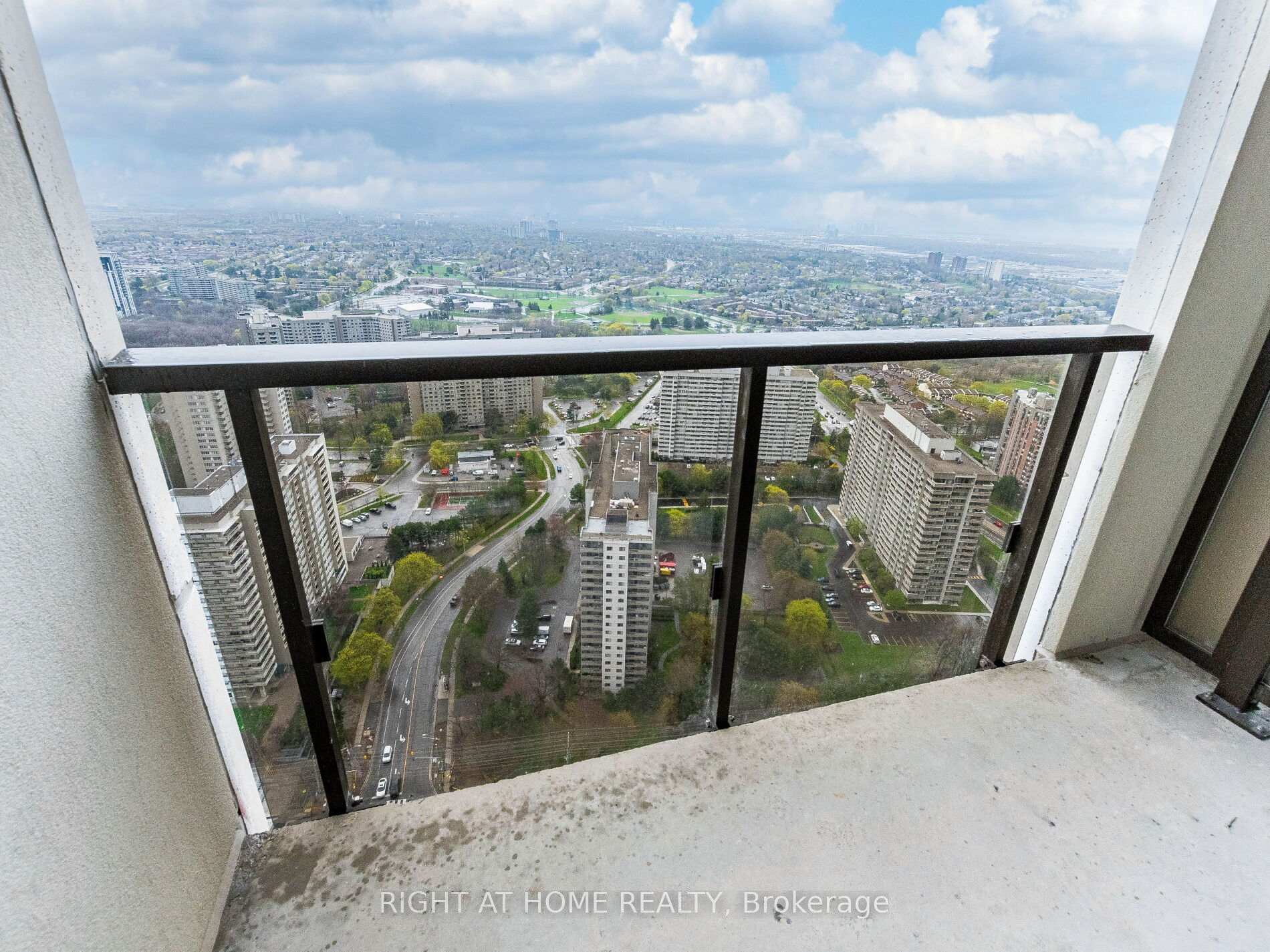 2 Bedrooms Condo at 30 Elm,  Mississauga For sale