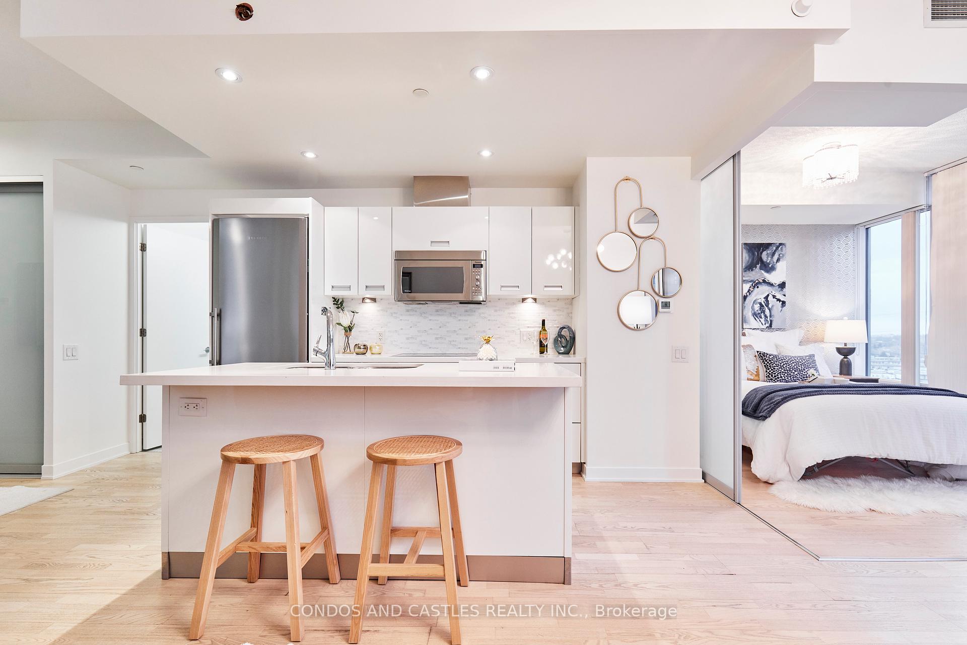 2 Bedrooms Condo at 88 Park Lawn, Toronto For sale