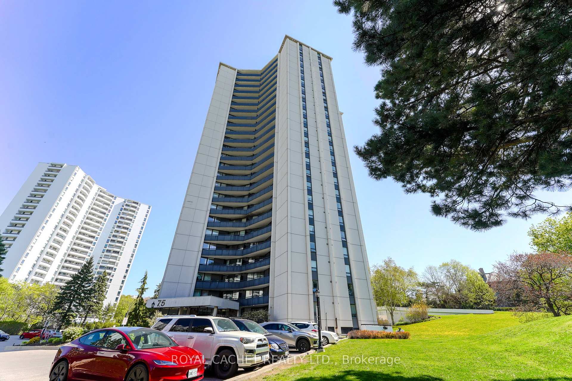 3 Bedrooms Condo at 75 Graydon Hall, Toronto For sale