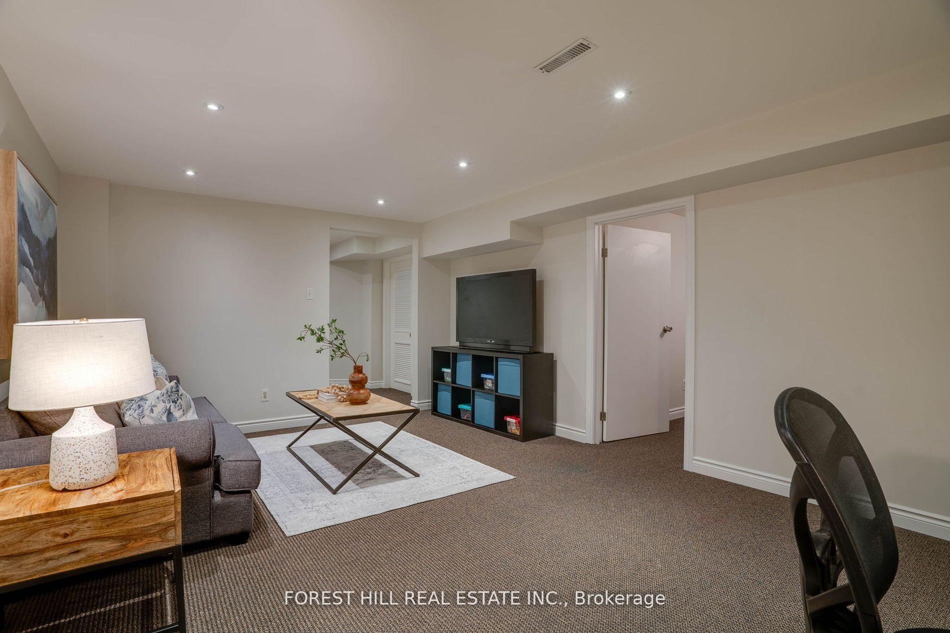 4 Bedrooms Condo at 11 Scenic Mill, Toronto For sale