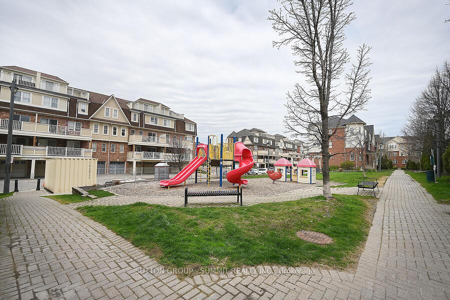 3 Bedrooms Condo at 633 DUNDAS,  Mississauga For sale