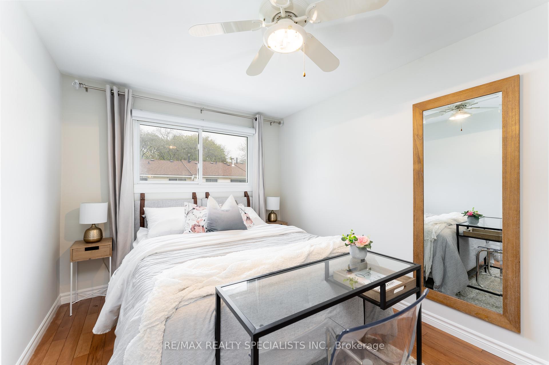 4 Bedrooms Condo at 2230 Upper Middle, Burlington For sale