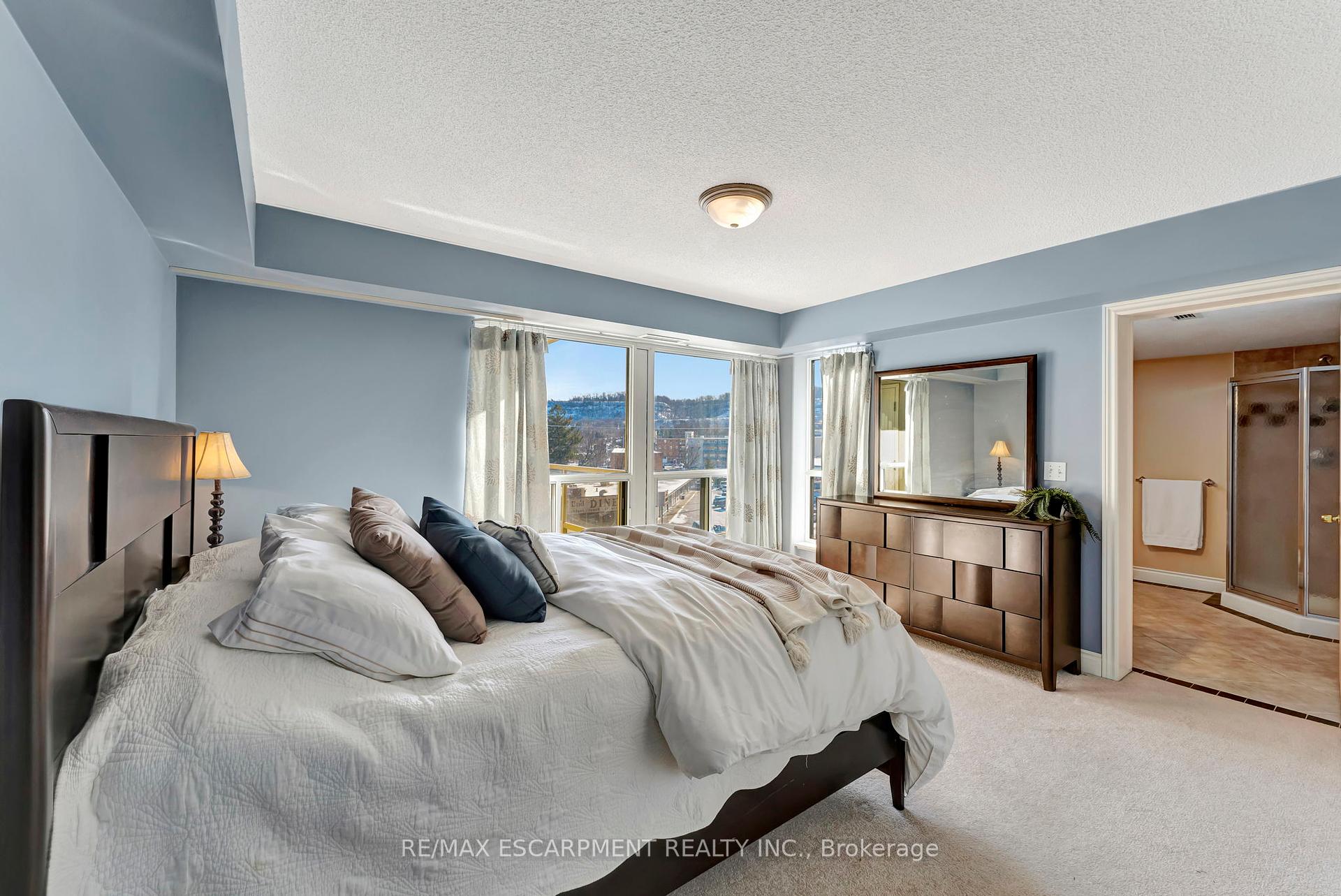2 Bedrooms Condo at 1770 Main,  Hamilton For sale