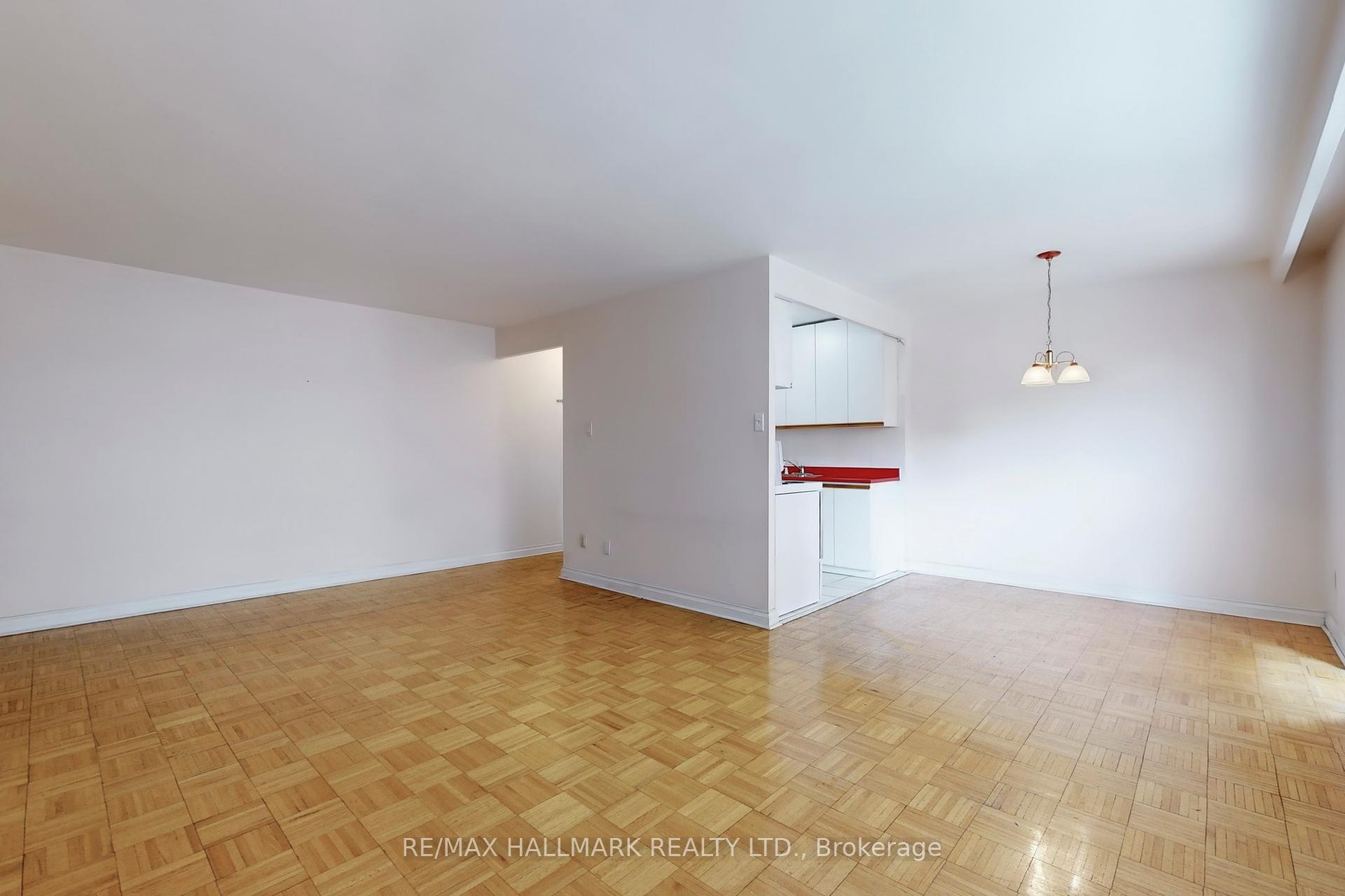 2 Bedrooms Condo at 50 Gulliver, Toronto For sale