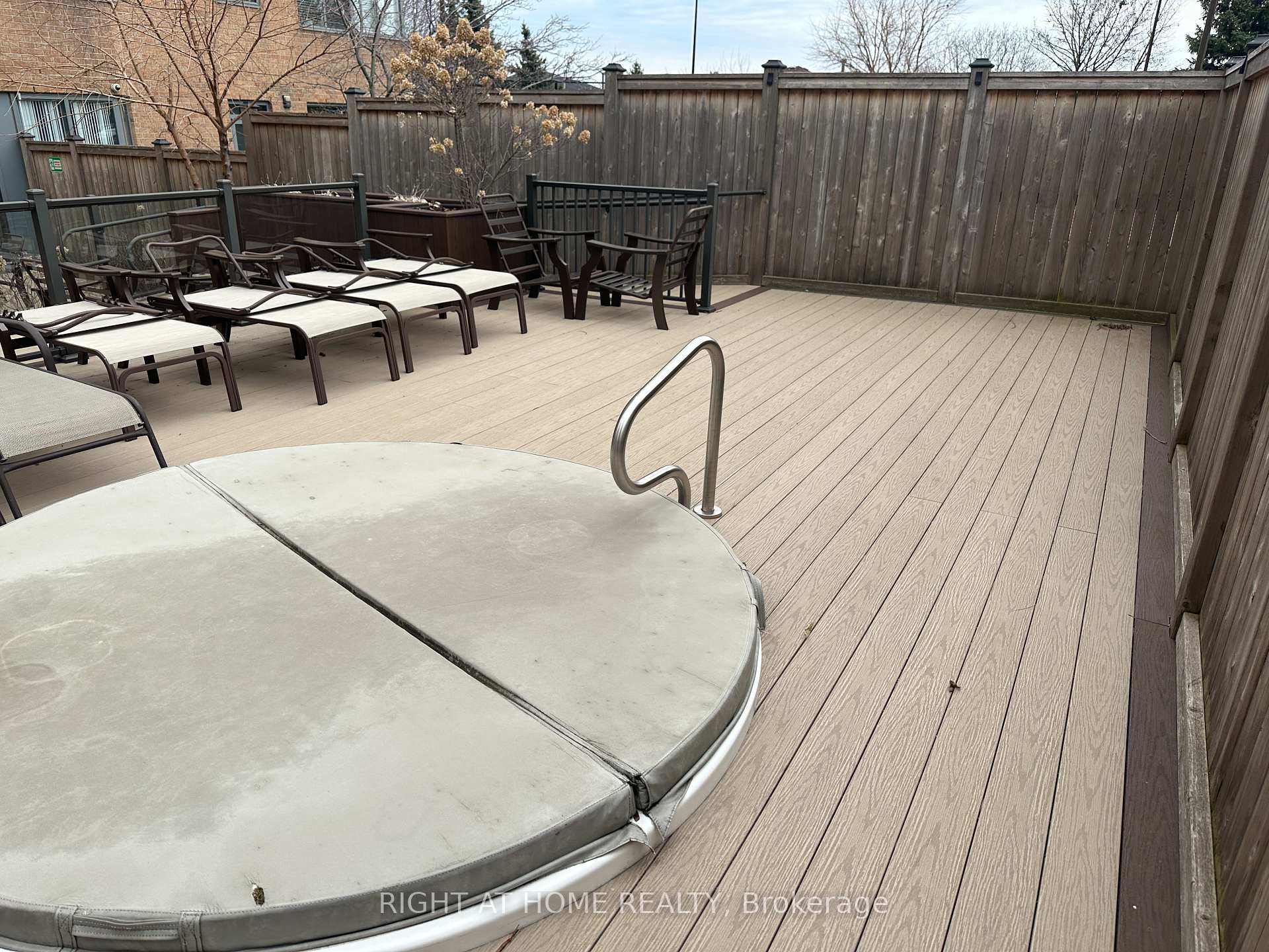 3 Bedrooms Condo at 300 Webb,  Mississauga For sale