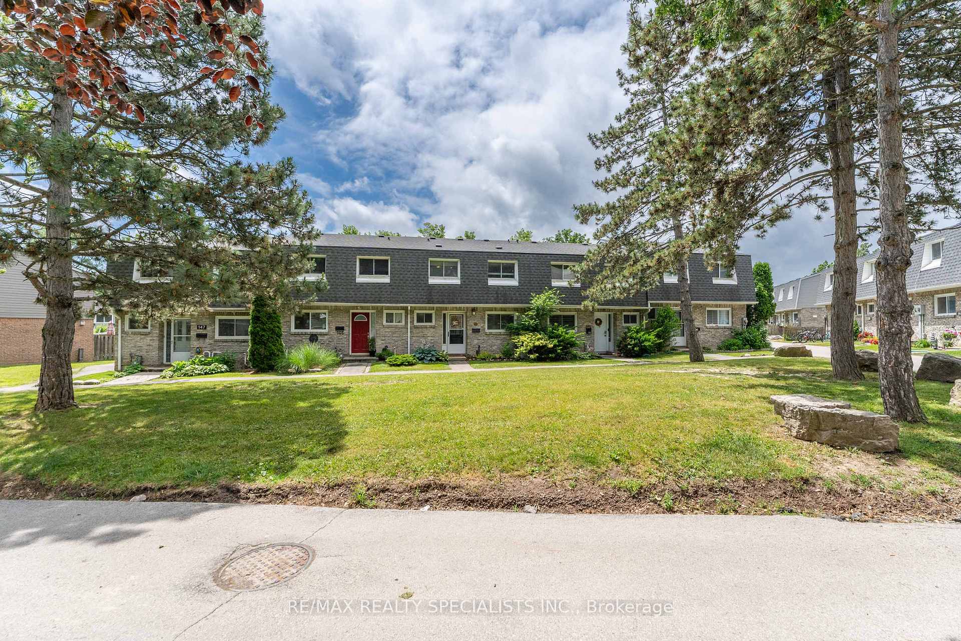 3 Bedrooms Condo at 2050 Upper Middle, Burlington For sale