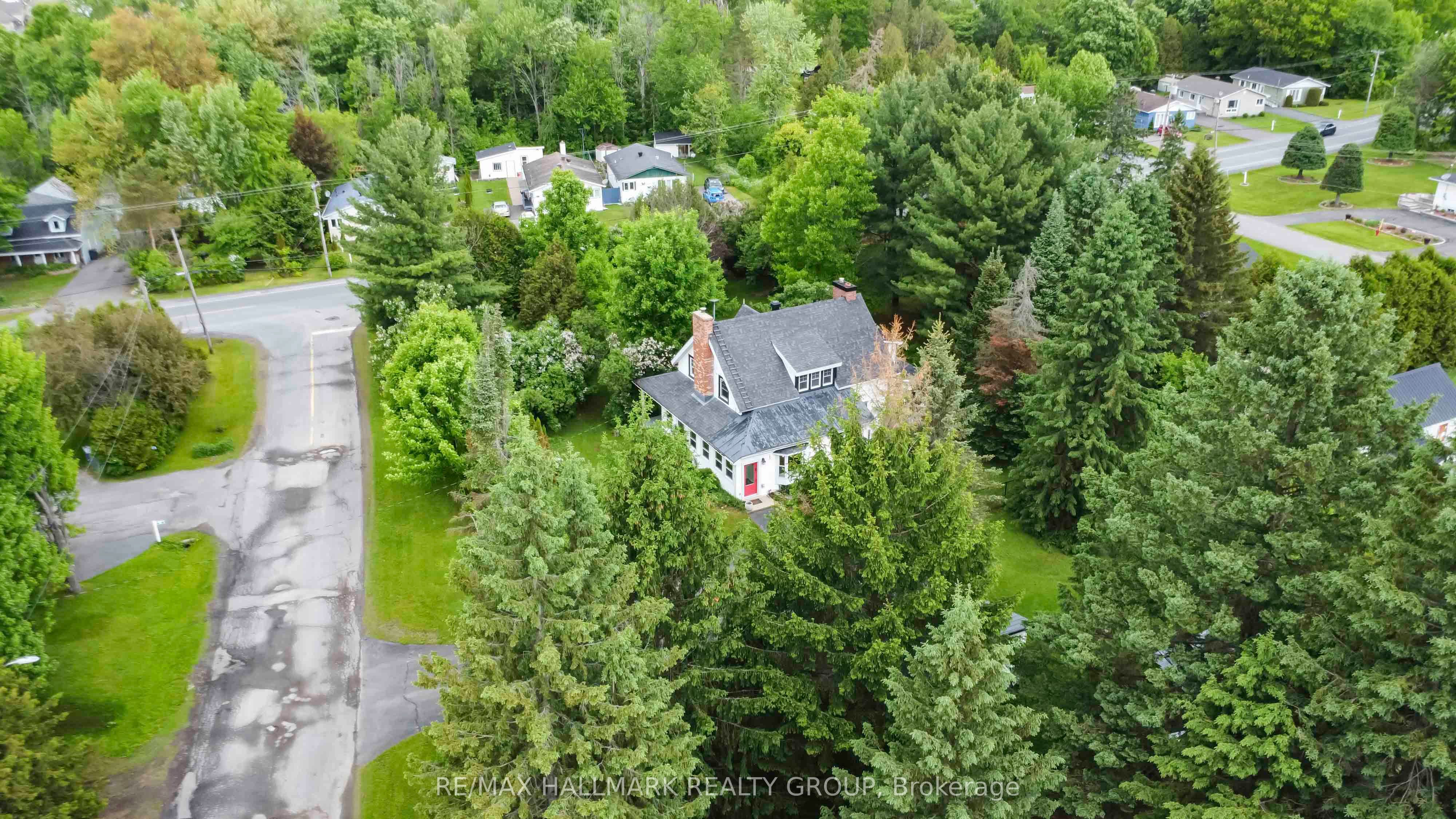 689 Front Road W