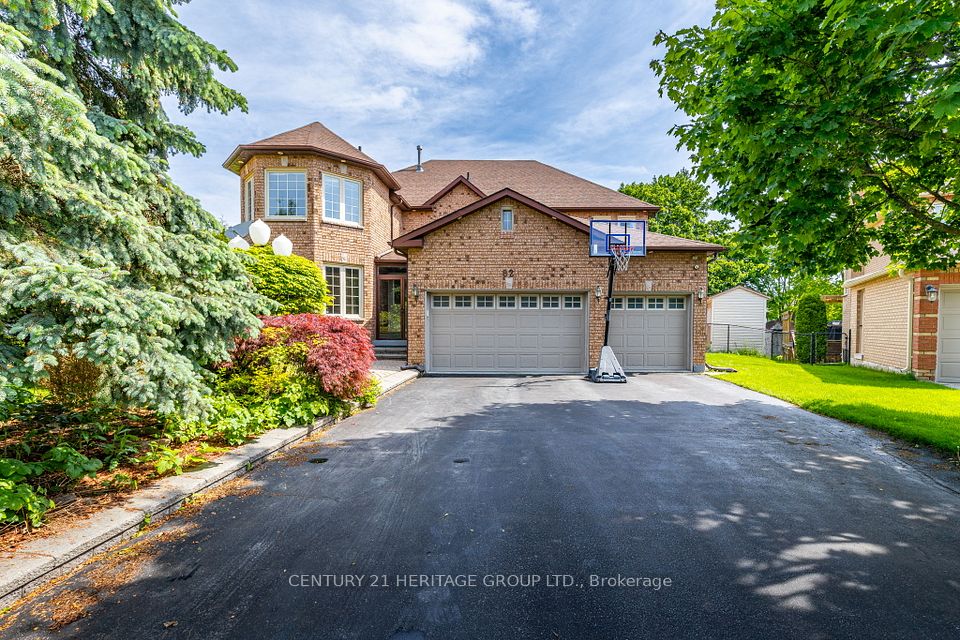 82 Rhodes Circle, Newmarket, ON L3X 1V2
