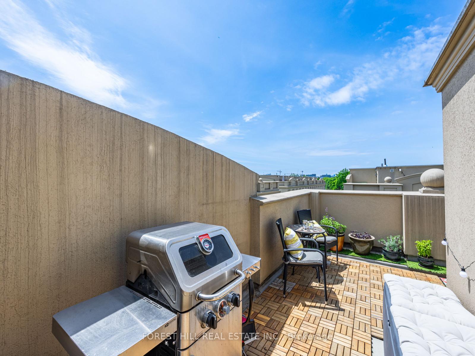 2 Bedrooms Condo at 68 Carr, Toronto For sale