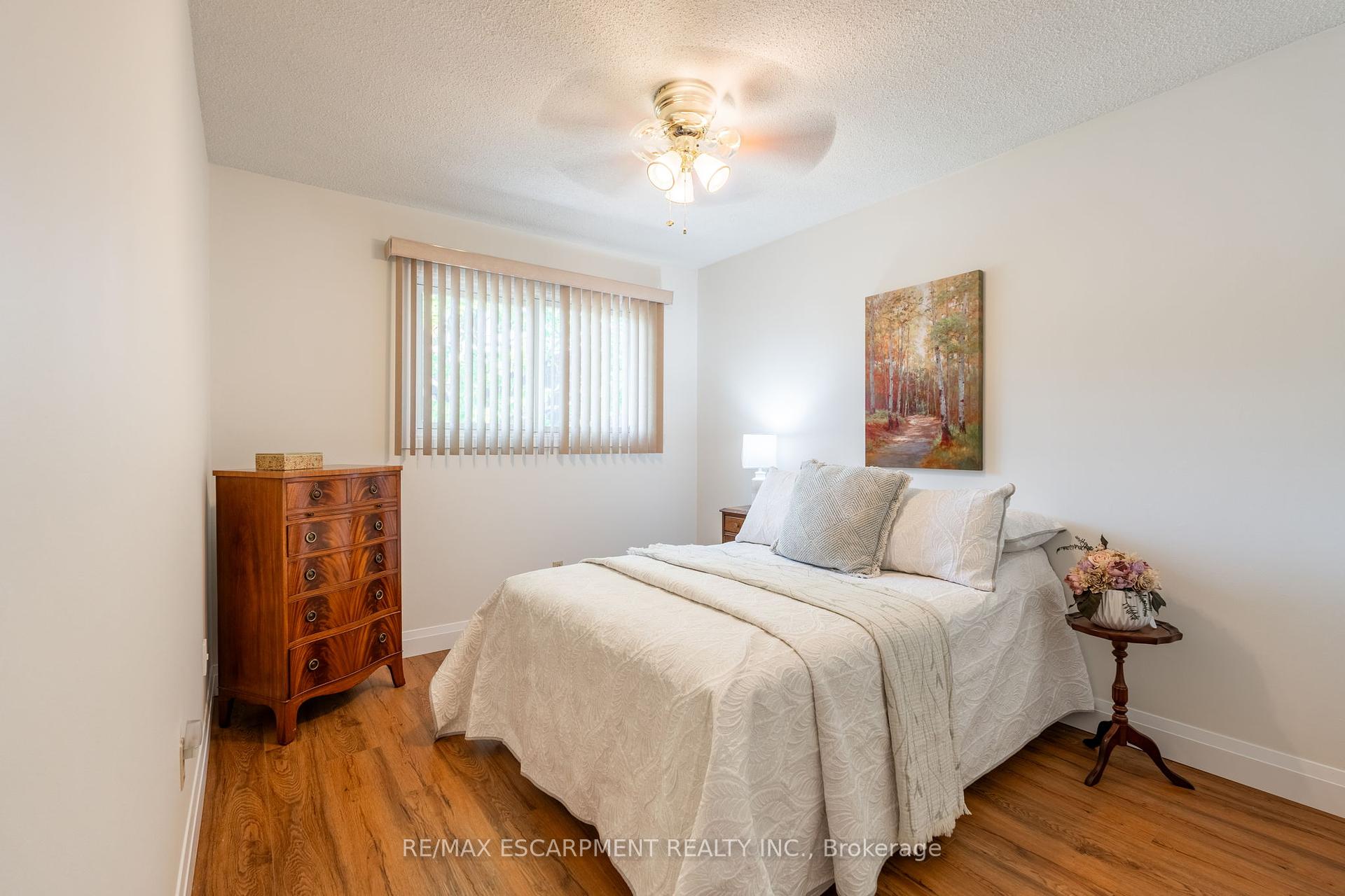 3 Bedrooms Condo at 2301 Cavendish, Burlington For sale