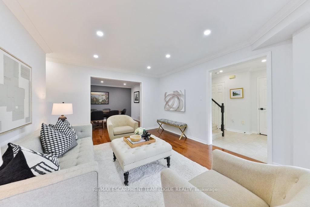 4 Bedrooms Condo at 2145 Country Club, Burlington For sale