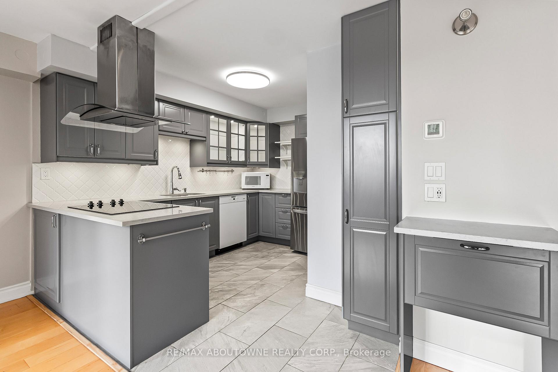 3 Bedrooms Condo at 1300 Marlborough, Oakville For sale