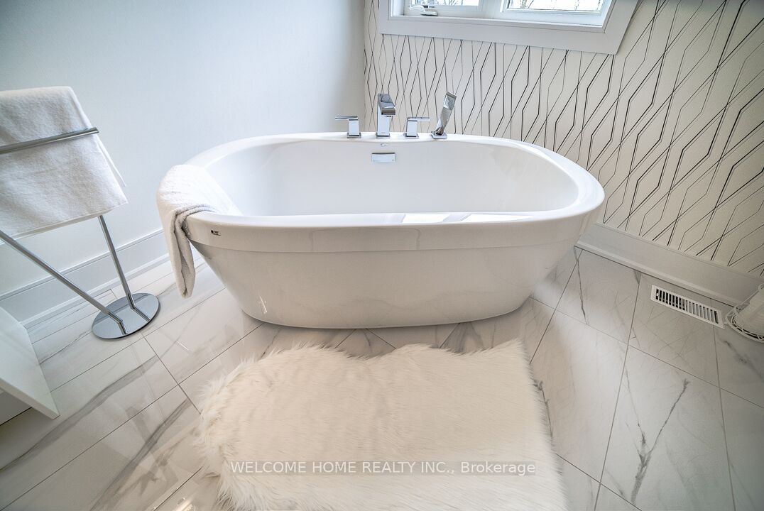 125 Gardiner Drive, Bradford West Gwillimbury, ON L3Z 0J6