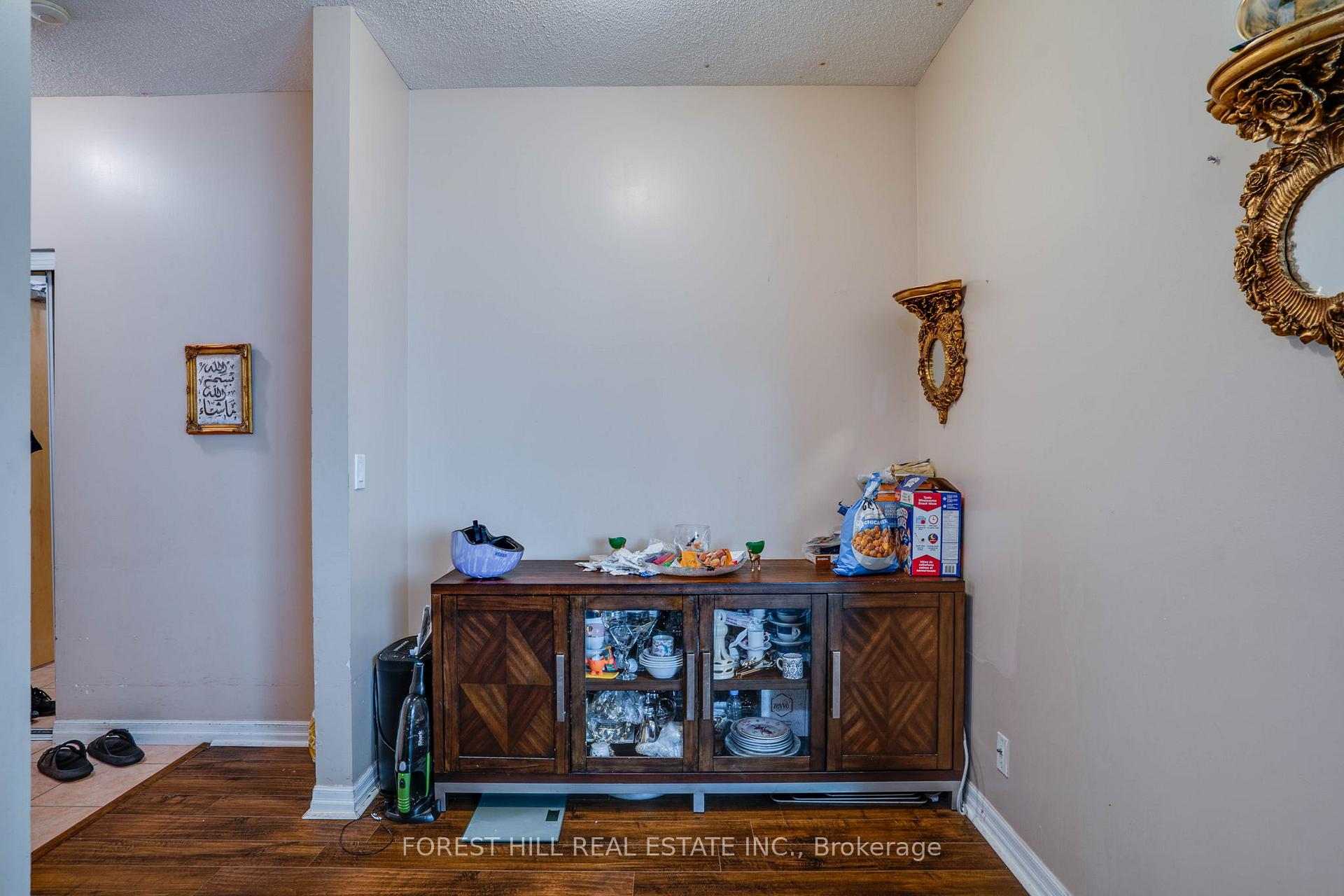 2 Bedrooms Co-op at 220 Burnhamthorpe, Mississauga For sale