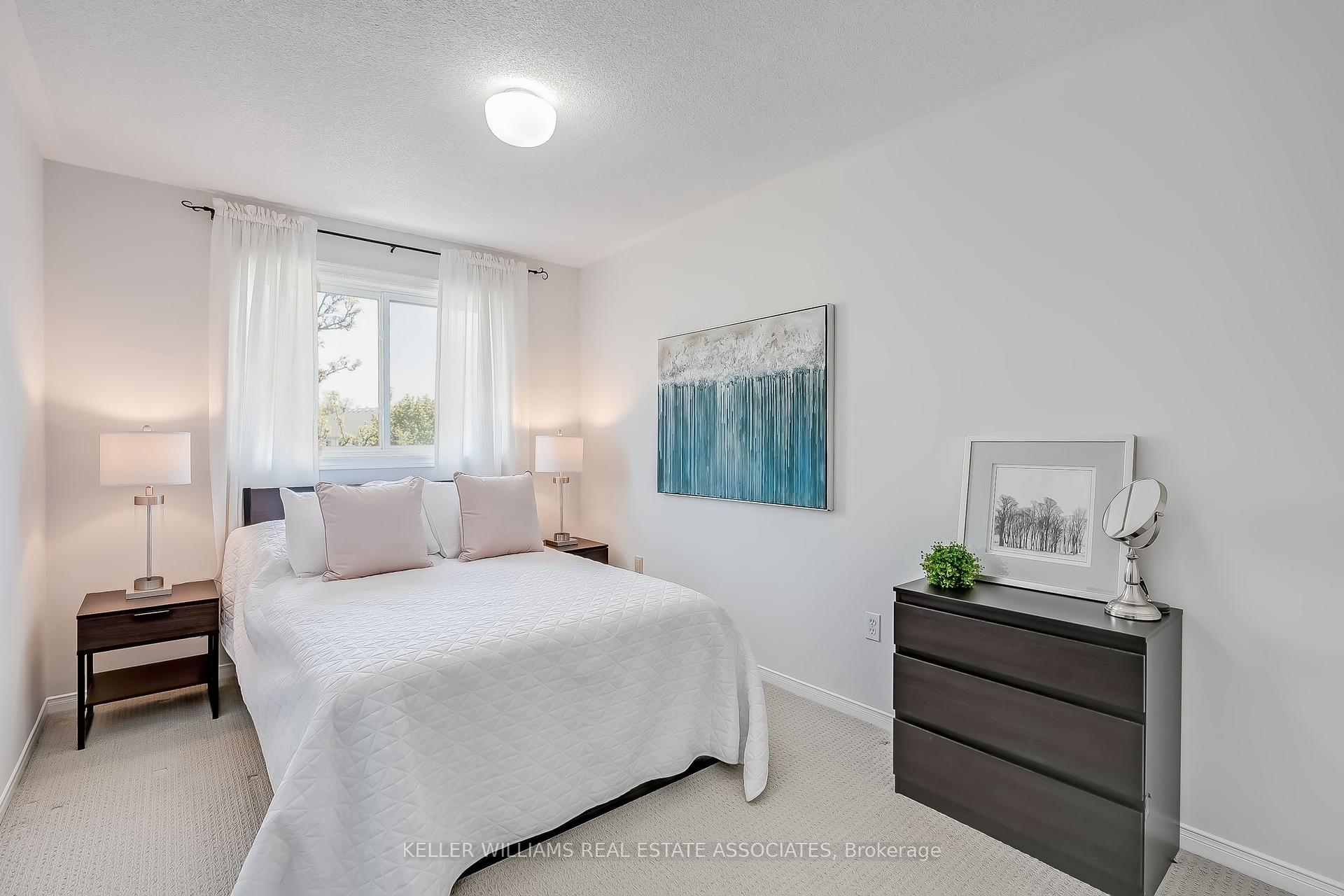 4 Bedrooms Condo at 5305 Glen Erin, Mississauga For sale