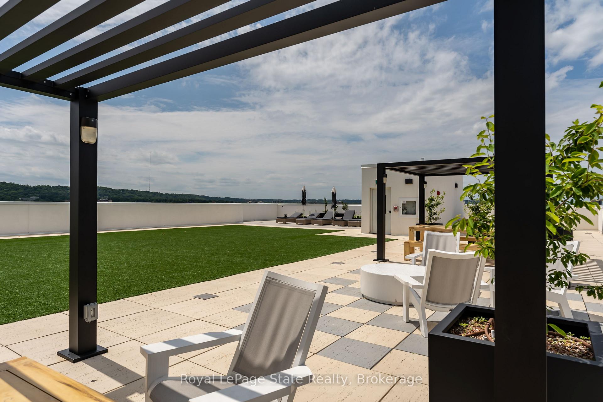 2 Bedrooms Condo at 121 8,  Hamilton For sale