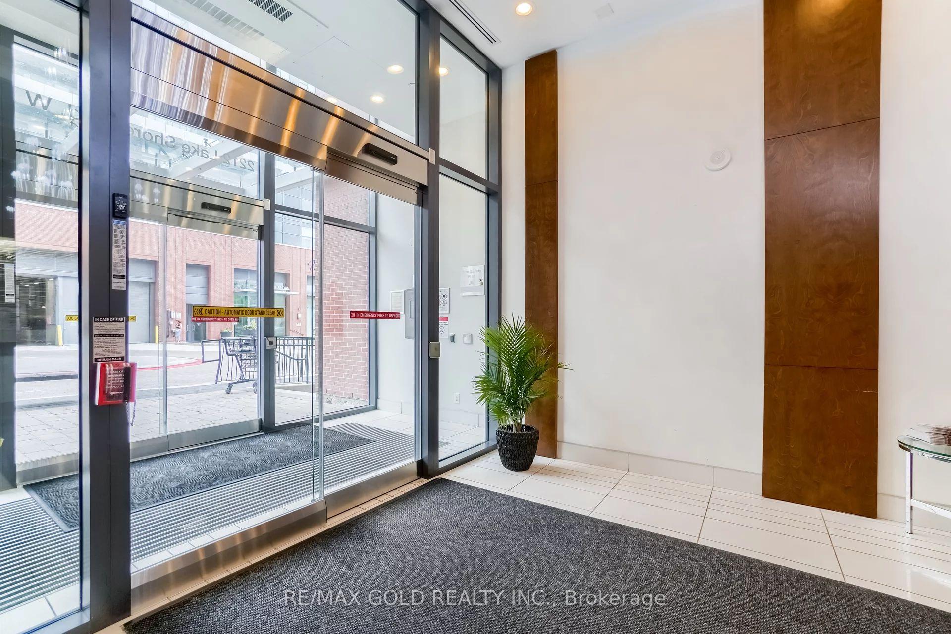 3 Bedrooms Condo at 2212 Lakeshore, Toronto For sale
