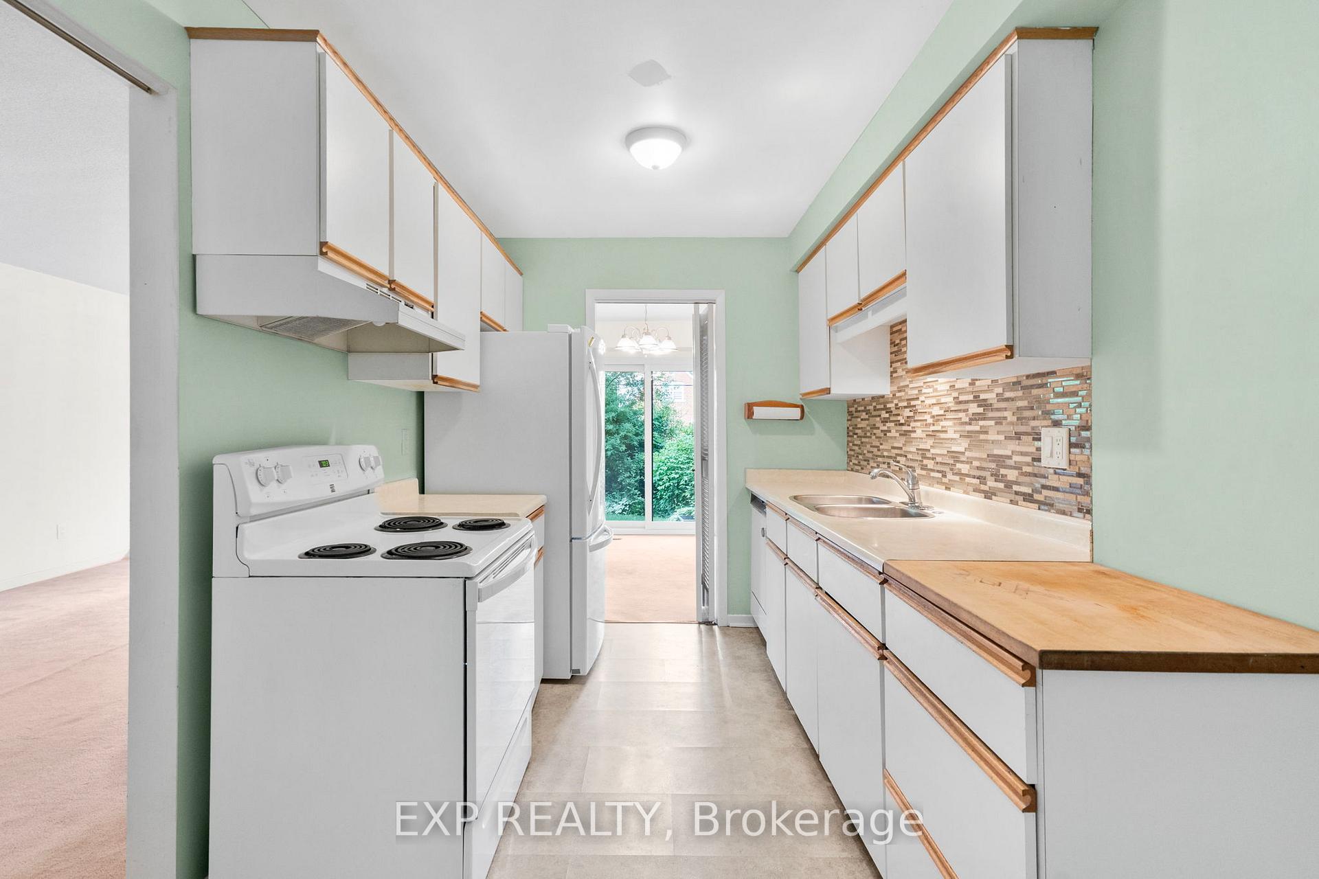 3 Bedrooms Condo at 108 Flaming Rose, Toronto For sale