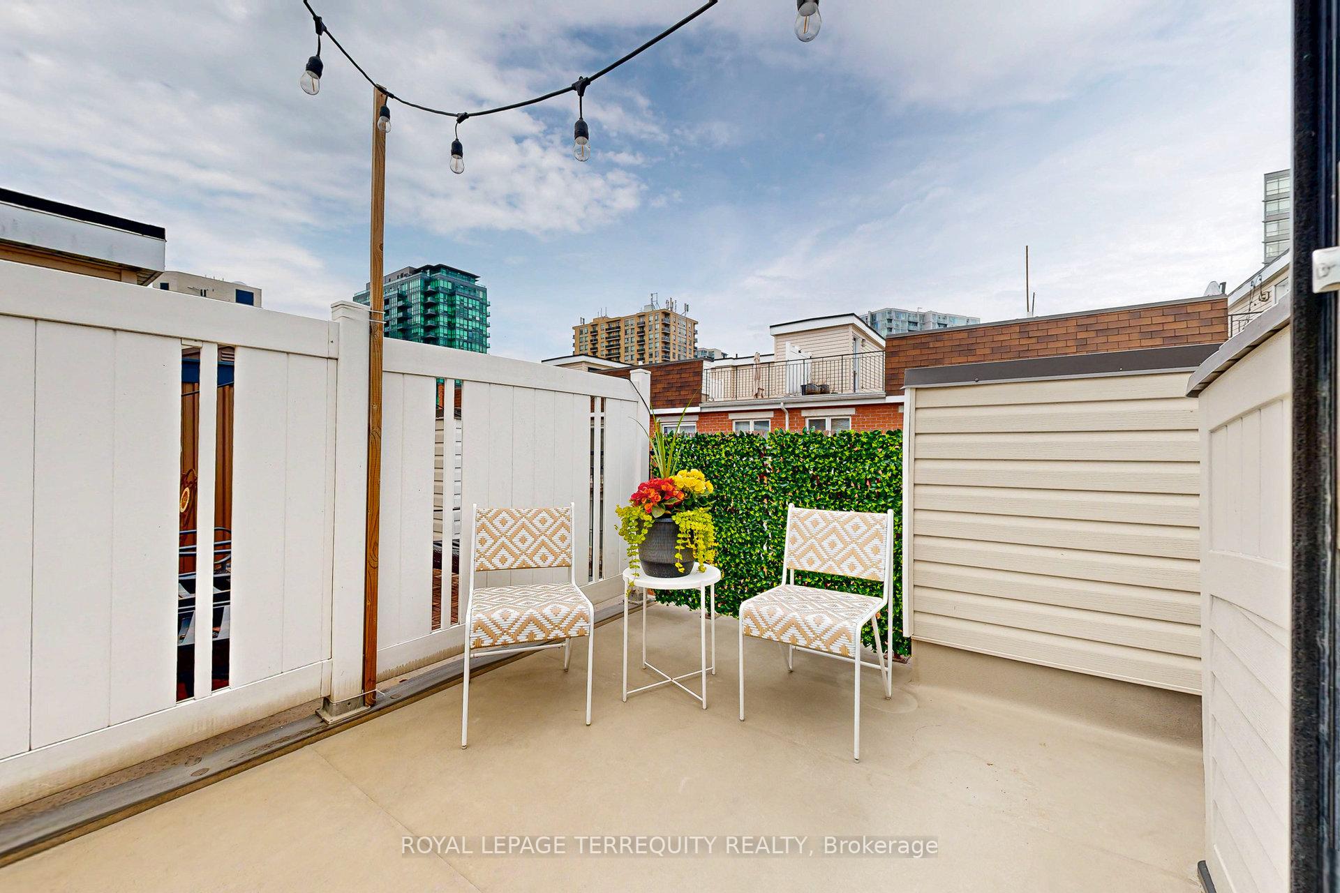 3 Bedrooms Condo at 25 Laidlaw, Toronto For sale