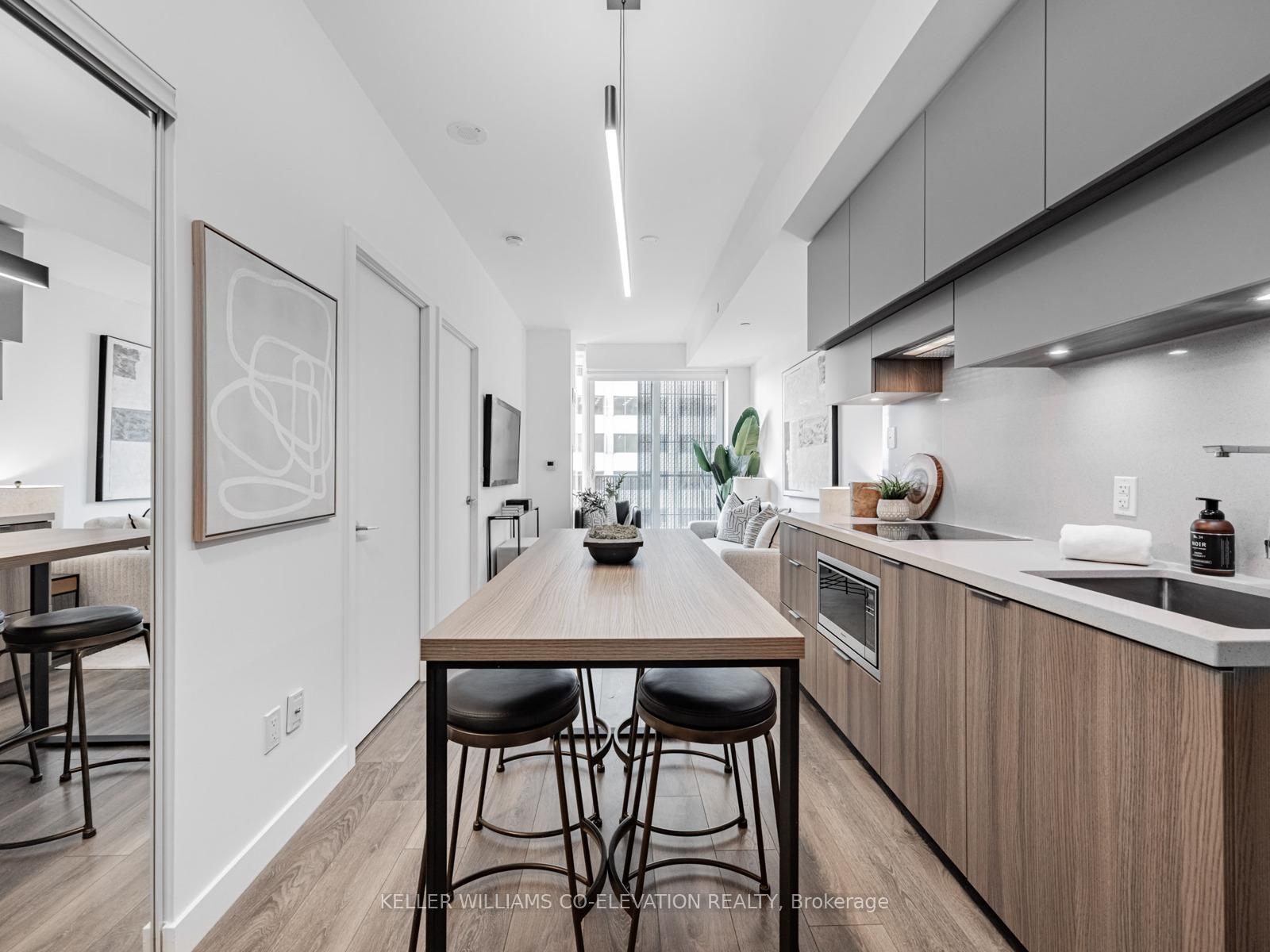 1 Bedroom Condo at 8 Eglinton,  Toronto For sale