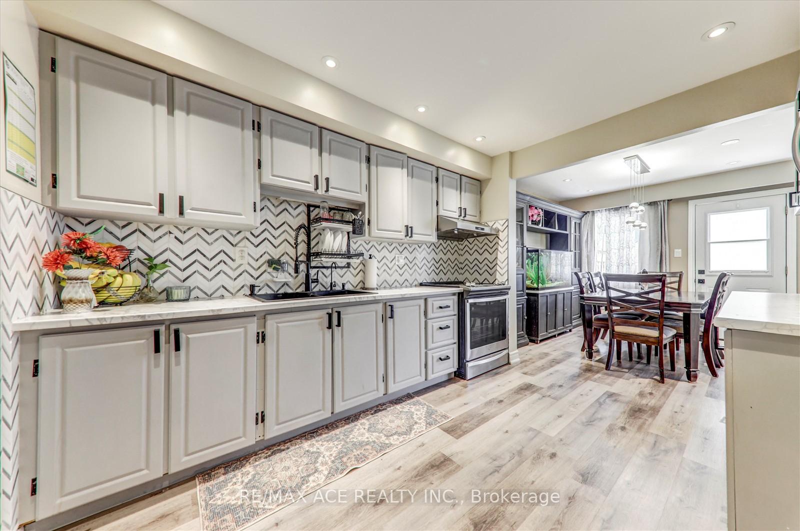 3 Bedrooms Condo at 82 St. Andrews, Hamilton For sale