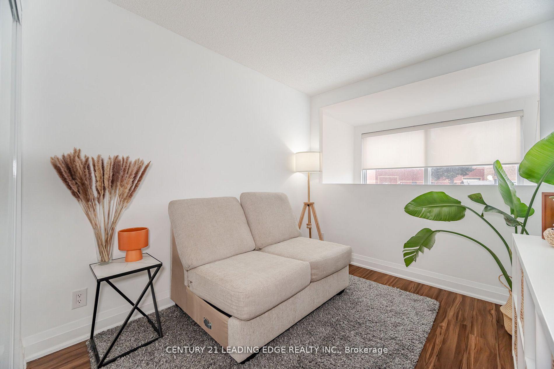 2 Bedrooms Condo at 24 Woodstream, Vaughan For sale