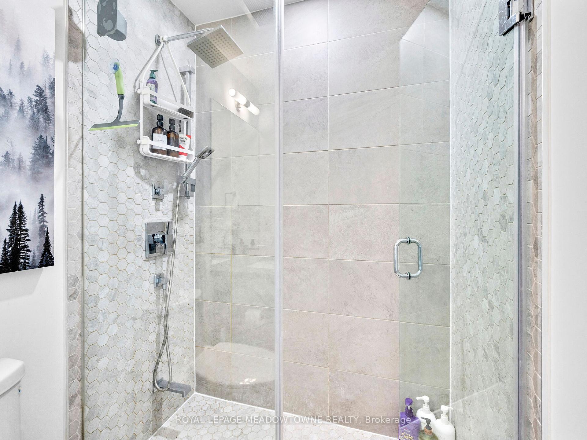 2 Bedrooms Condo at 2489 Taunton, Oakville For sale
