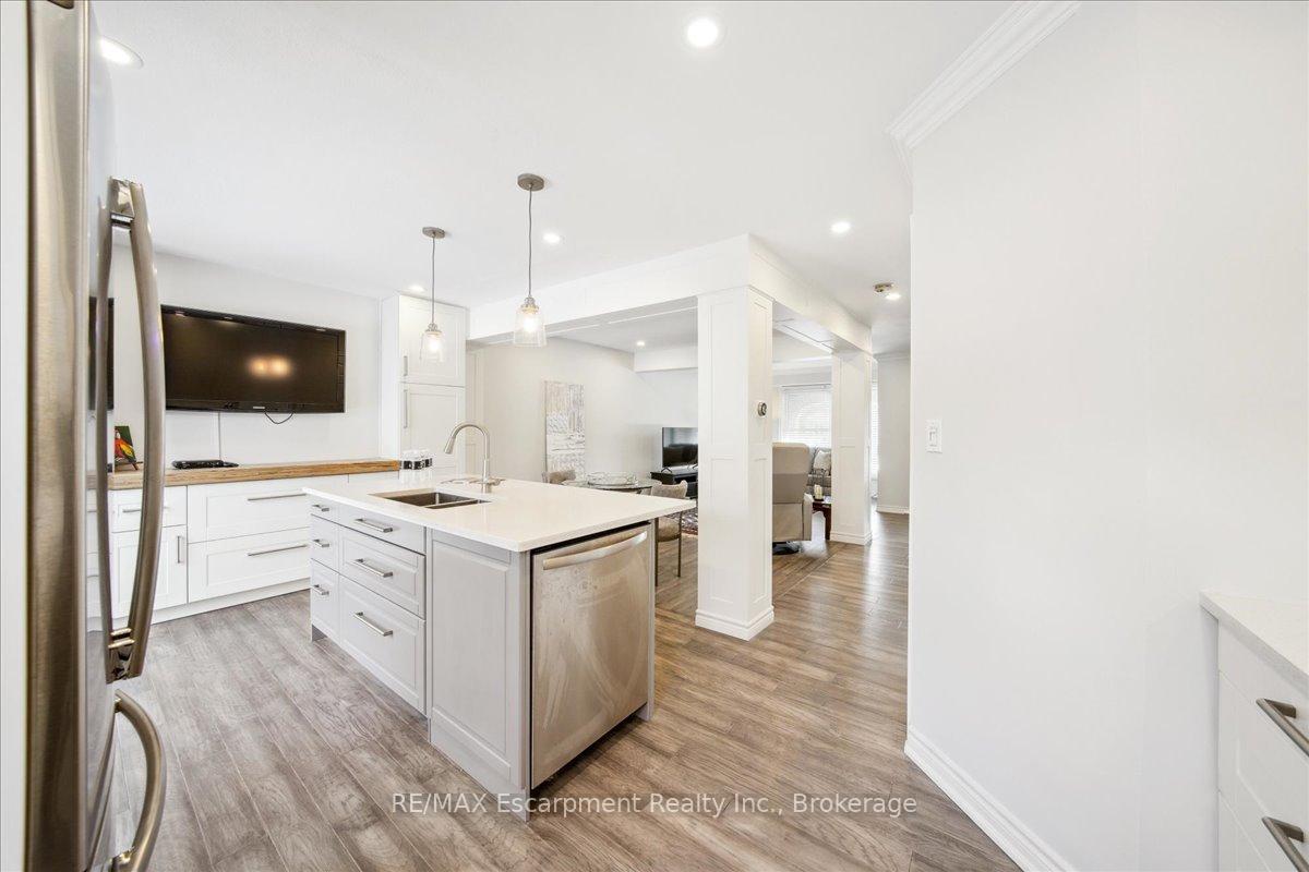 3 Bedrooms Condo at 779 Hyde,  Burlington For sale