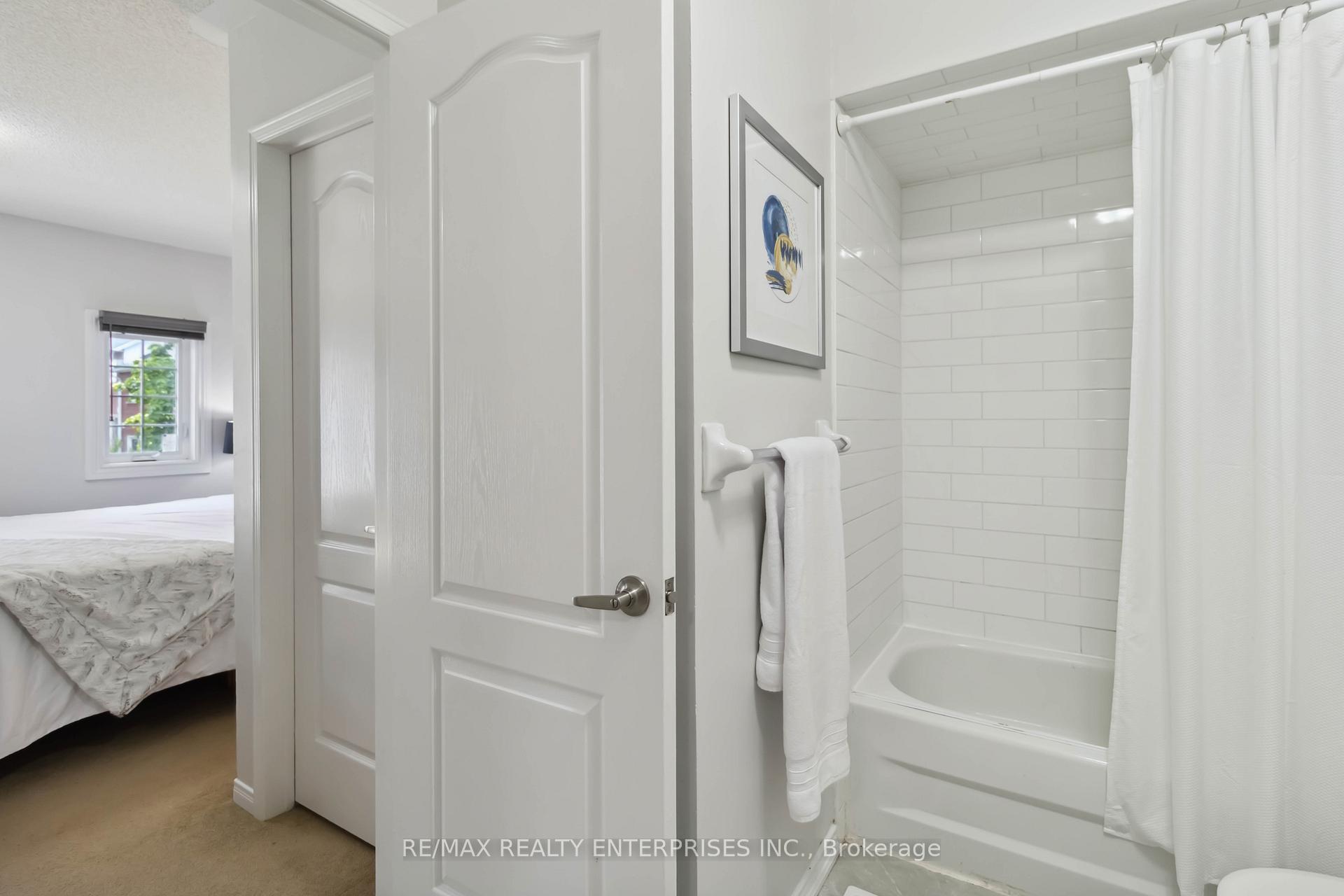 3 Bedrooms Condo at 1588 South Parade, Mississauga For sale