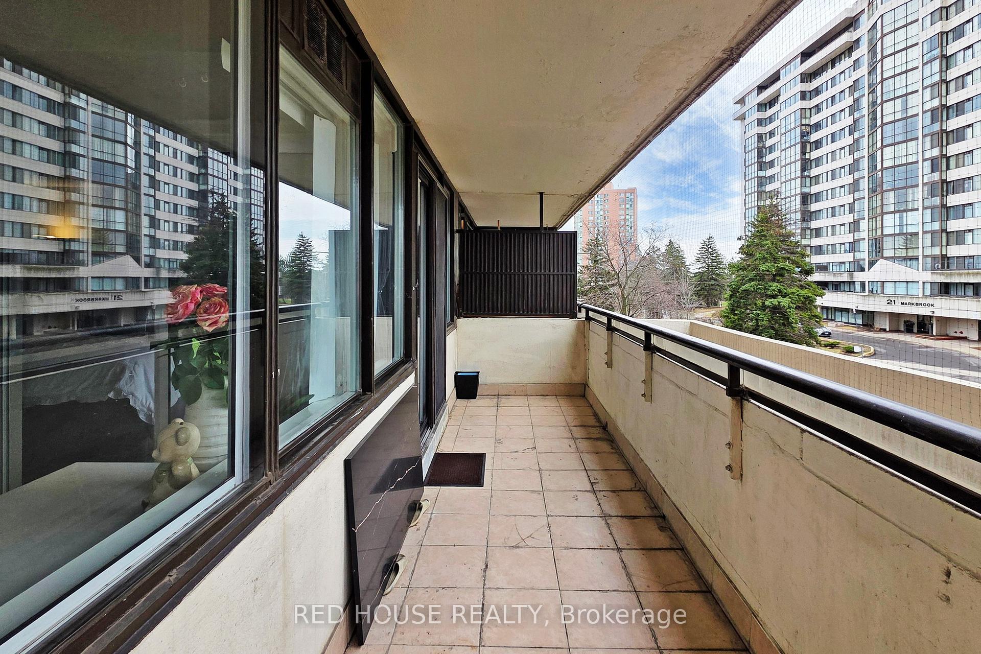 2 Bedrooms Condo at 10 Markbrook,  Toronto For sale
