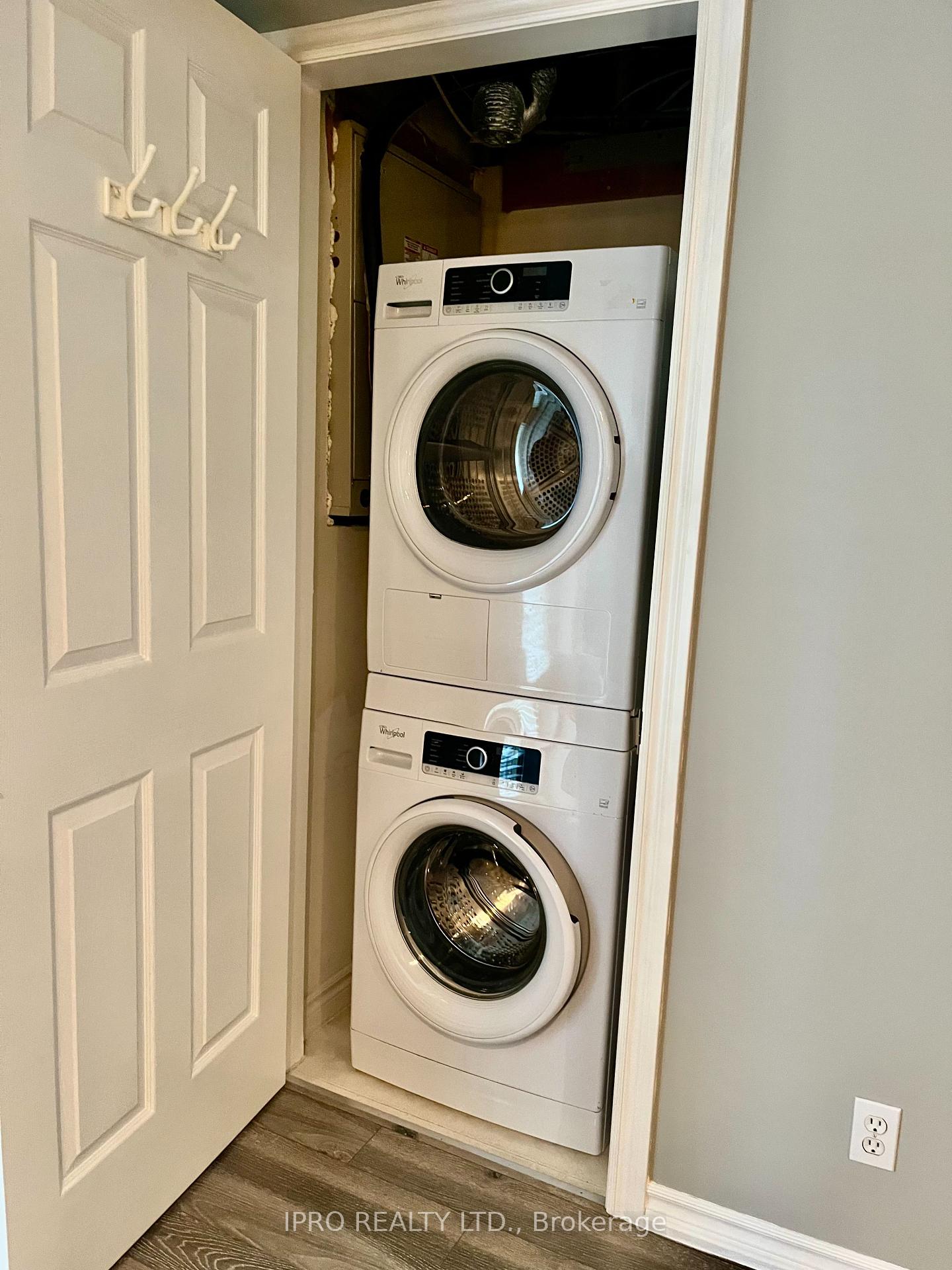 2 Bedrooms Condo at 4013 Kilmer, Burlington For sale