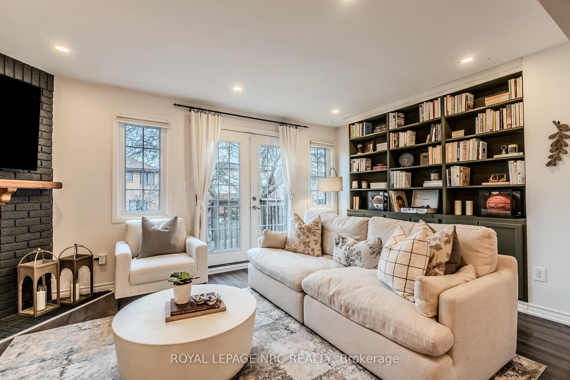 3 Bedrooms Condo at 29 Heritage, Hamilton For sale