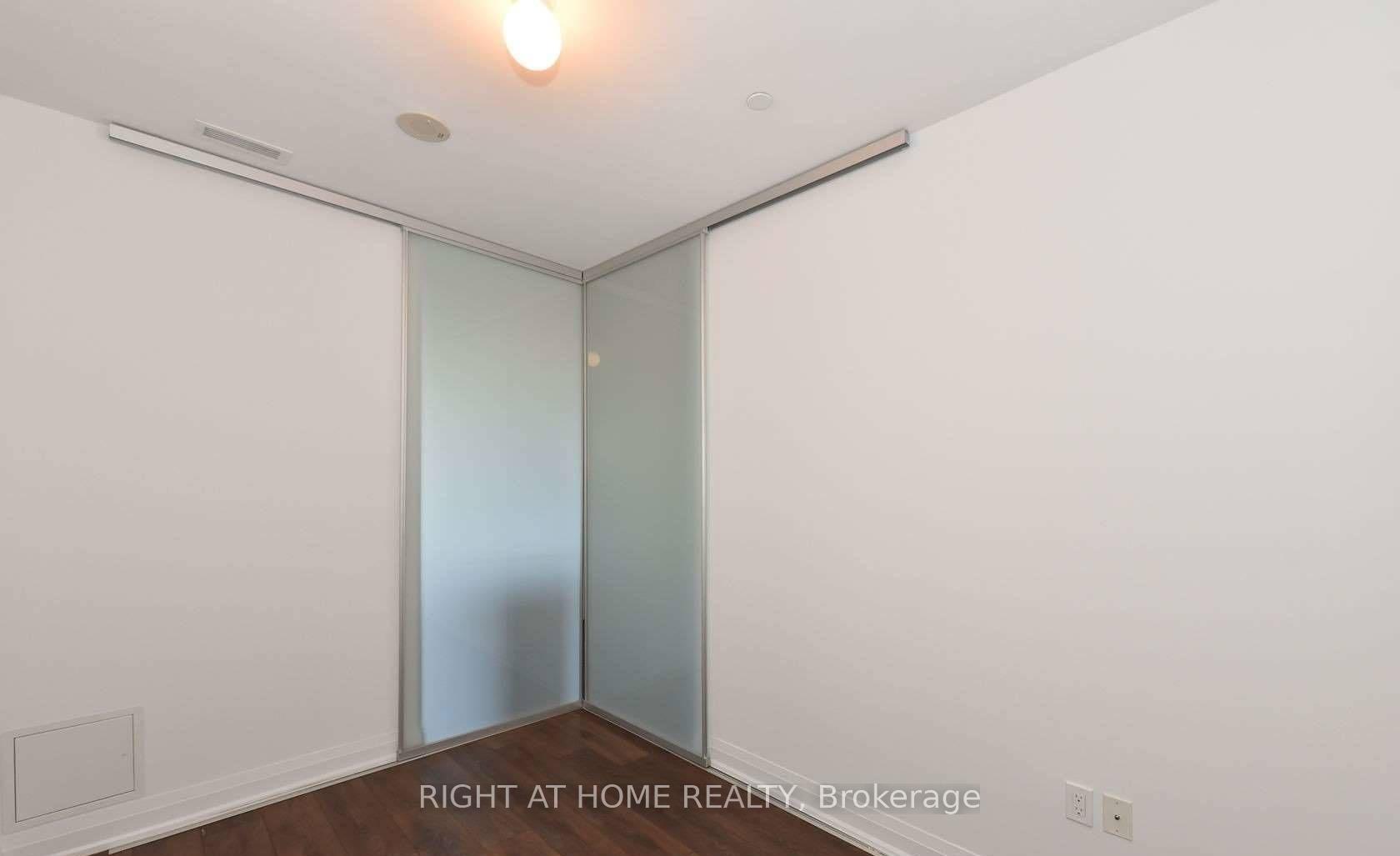 2 Bedrooms Condo at 9 Valhalla Inn, Toronto For sale